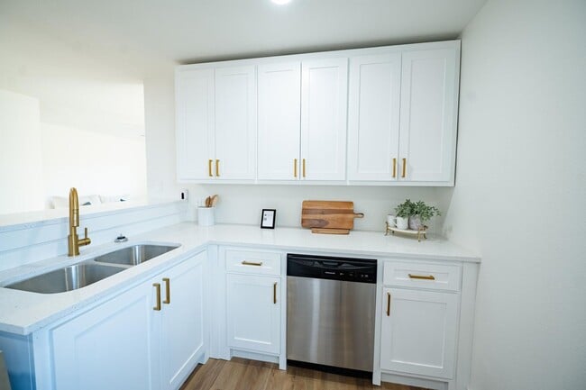 Building Photo - Modern Chic 3 Bedroom W/ Flex Space!