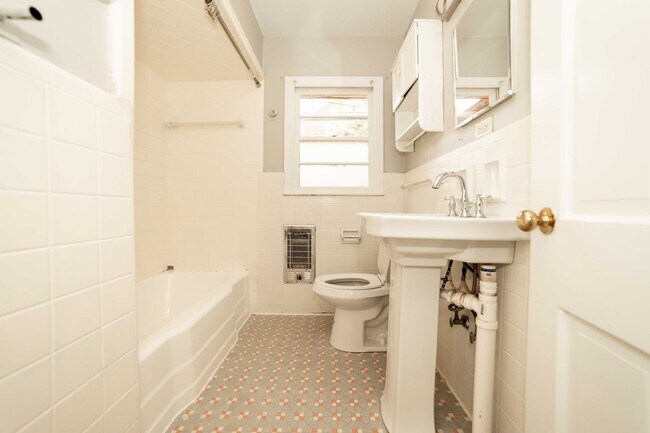 Building Photo - Charming Old Hickory Cottage with Vintage Character