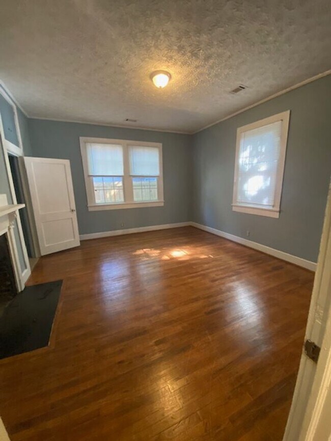 Building Photo - Cozy Living in Columbus