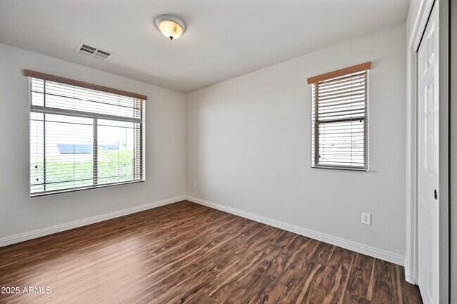 Building Photo - 11237 W Davis Ln