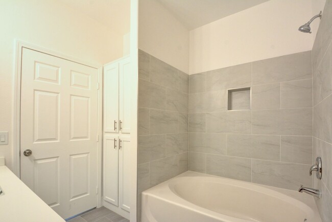 Building Photo - UPGRADED 2 BEDROOM CONDO!
