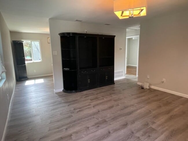 Building Photo - Feels like a NEW home!