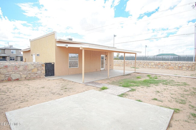 Building Photo - 14701 Calhoun Dr