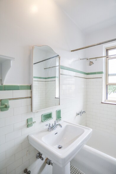 Building Photo - 7443 N Claremont Ave