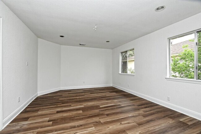 Building Photo - 17607 Klamath Falls Dr