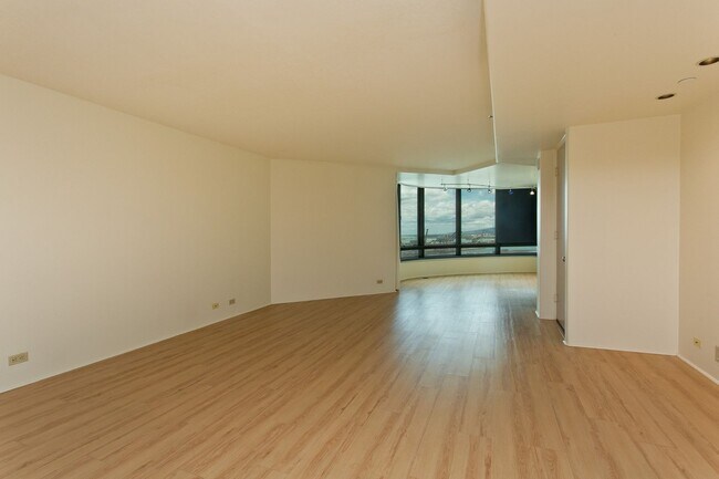 Building Photo - 2/2/2 Harbor and ocean view unit