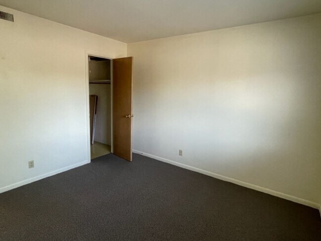 Building Photo - Manor