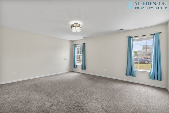 Building Photo - Freshly Remodeled 5 Bedroom with Primary B...