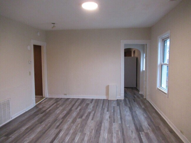 Building Photo - 3 br, 1 bath House - 551 East 12th
