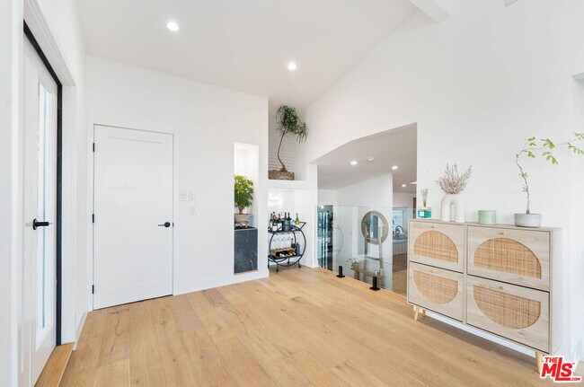 Building Photo - 3541 Multiview Dr