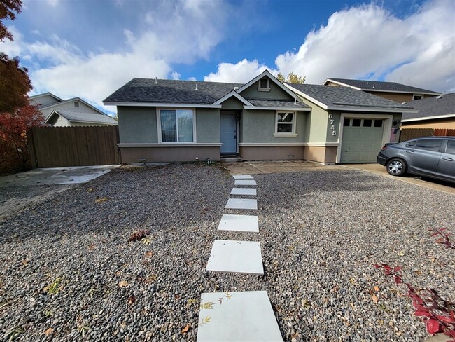 Primary Photo - Charming Home in Spanish Springs with Mode...