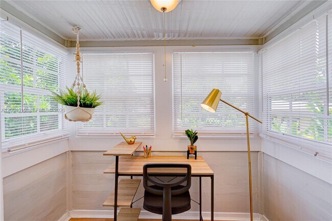 Building Photo - 227 SW 30th Ave