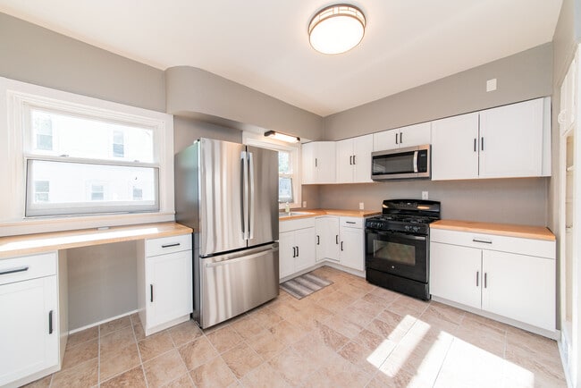 Building Photo - 1007 Sherman St SE