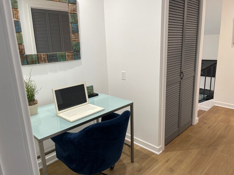 work station - 1532 Mohawk St