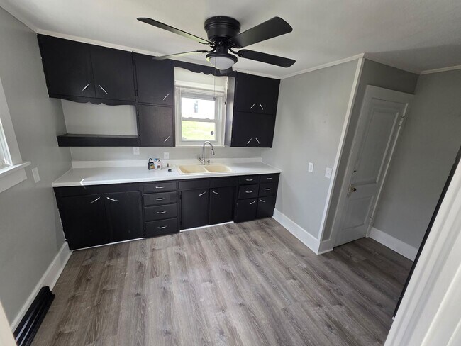 Building Photo - Recently Updated 2 Bedroom House Ready for Move In!