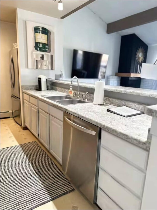 Building Photo - 385 Explorer Ct