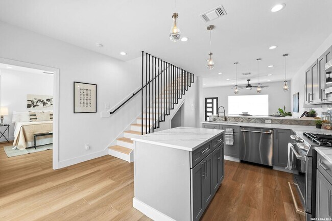 Building Photo - 117 Carle Ave