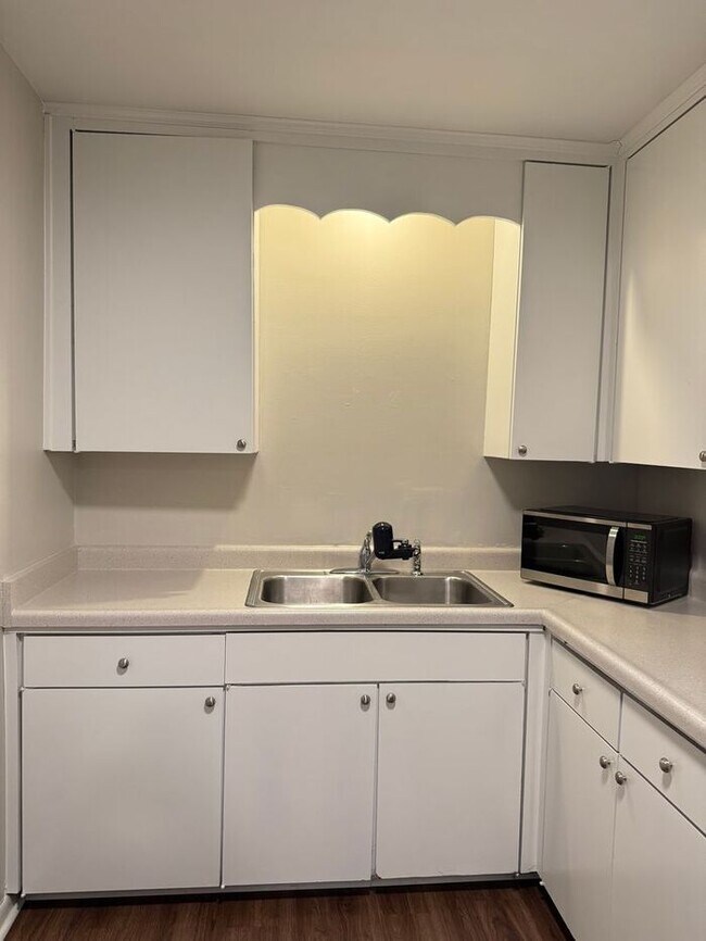 Building Photo - 2 Bedroom Unit was recently renovated. Live walking distance from the downtown square or steps fr...