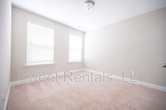 Building Photo - 7801 Montview Rd