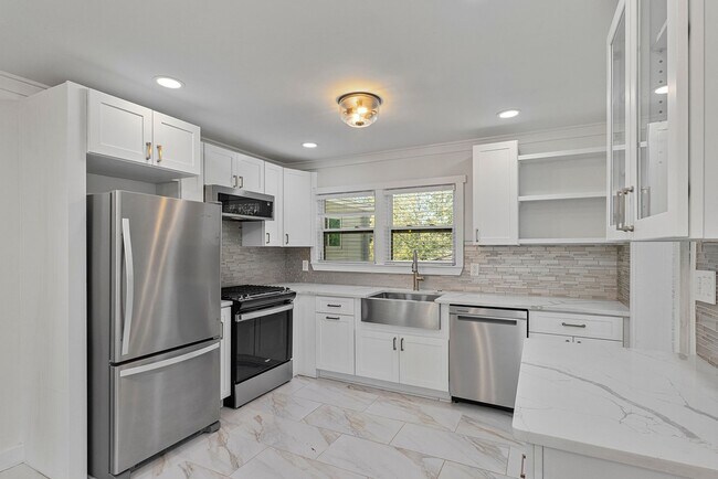 Building Photo - Beautifully Updated 3/2 w/ Large Fenced Backyard, Minutes From ATL Airport and Woodward Academy