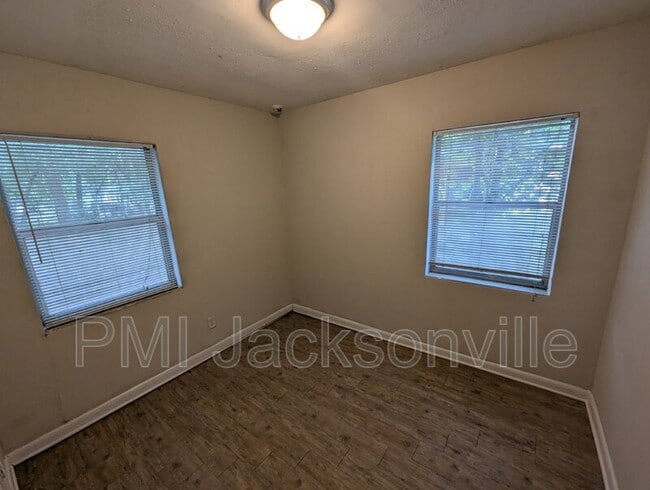 Building Photo - 1056 Detroit Cir W