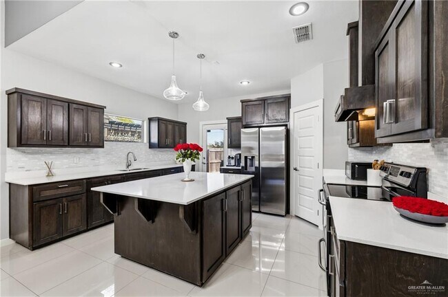 Building Photo - 921 Casa Blanca Dr