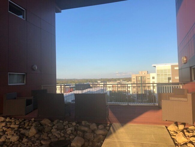 Building Photo - 1 Bed/1 Bath Condo at 5th and Main, Assigned Parking, Washer/Dryer/Covered Balcony