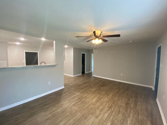 Building Photo - 2016 Magnolia Dr