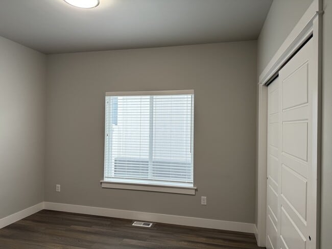 Building Photo - 817 Mission Oaks Dr