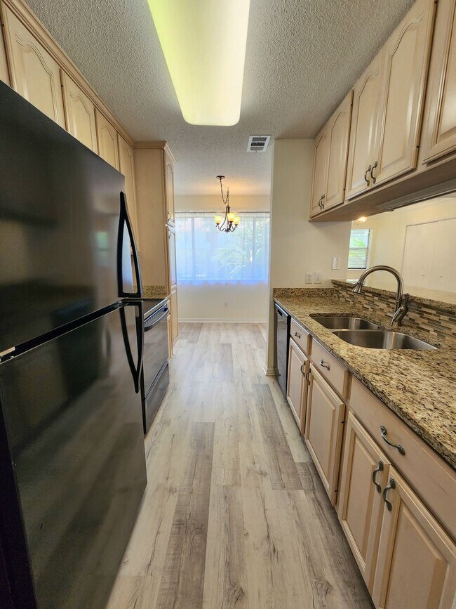 Building Photo - Gulf Shores 2/1.5 condo at Country Club Village