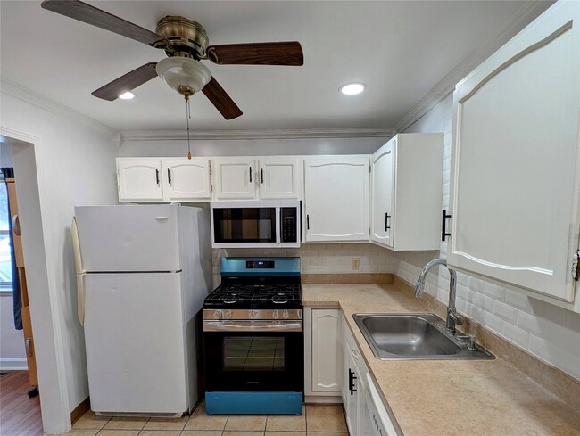 Building Photo - 650 E 38th St