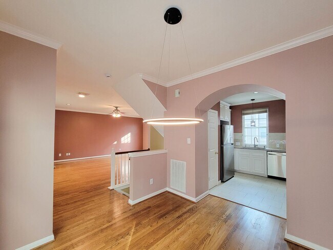 Building Photo - Great opportunity to lease a wonderful town home in the Montrose /Midtown location and within eas...