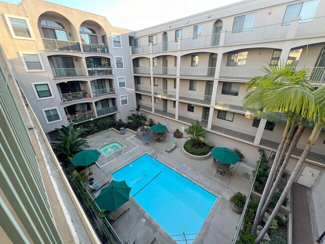 Building Photo - **555 Maine Ave #304 Long Beach** 3 bedroom 2 bath condo less than 5 miles from the beach