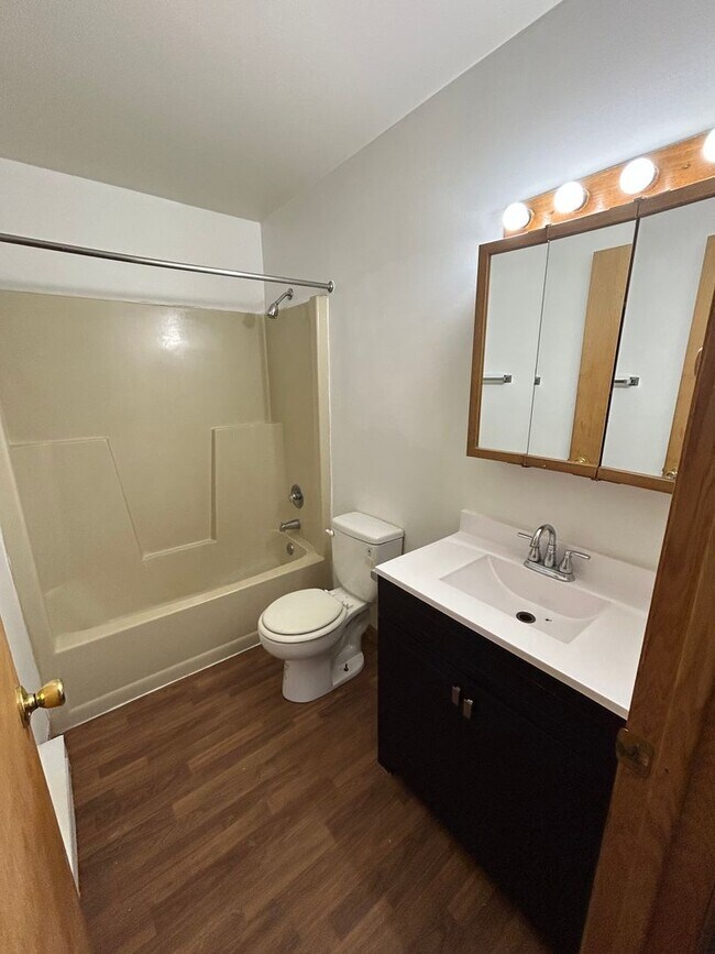 Interior Photo - 1810-1818 Bloedel Ave