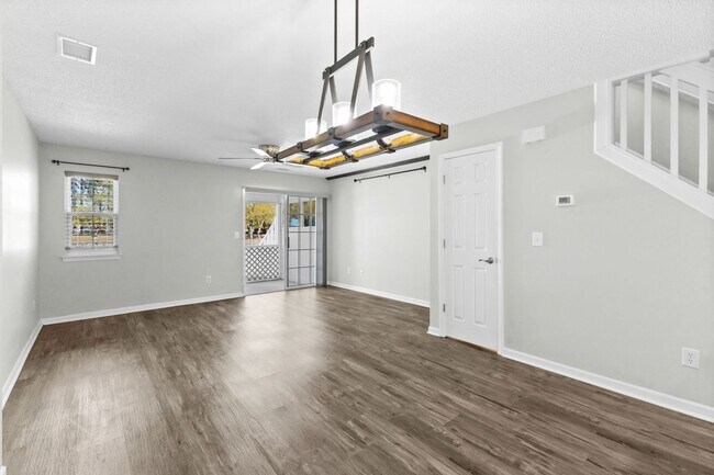 Building Photo - Charming Townhome with Water Views near The Market Common!