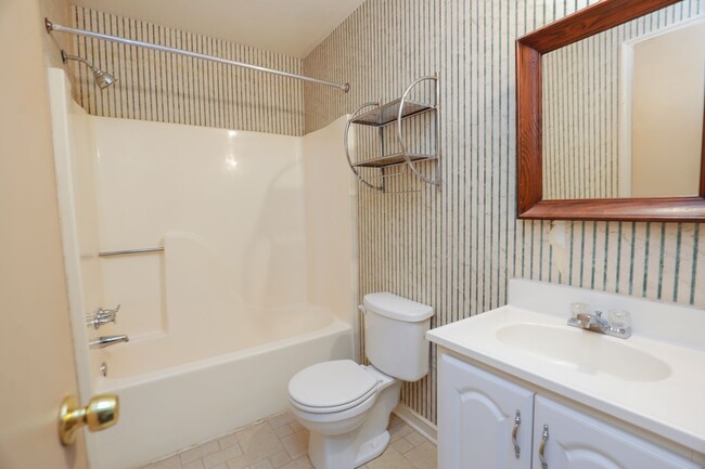 Building Photo - -- Available Now!  Spacious 4 Bed 2 Bath C...