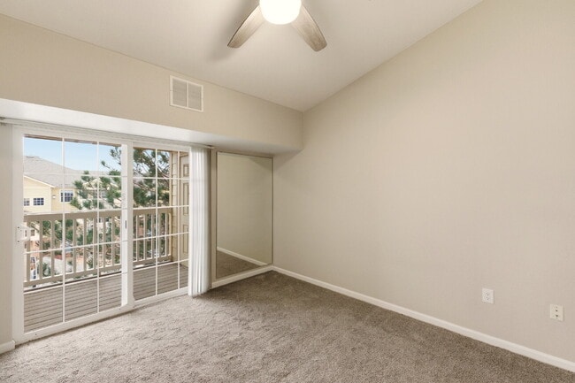 Building Photo - Beautiful 1 Bedroom Condo - Carport, Community and Gym available ASAP!