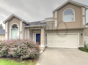 Building Photo - Elegant and Spacious Home