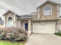 Building Photo - Elegant and Spacious Home