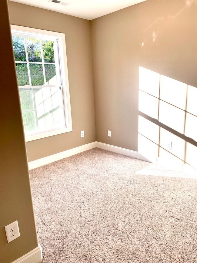 Building Photo - Beautiful New Build iN Fountain City