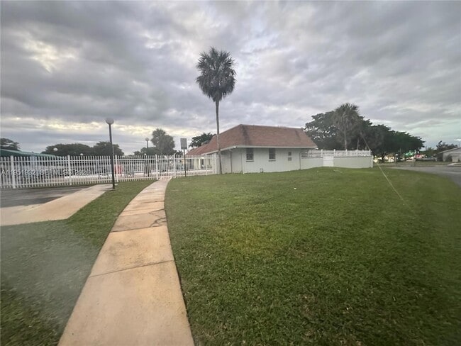 Building Photo - 5482 Lakewood Cir S