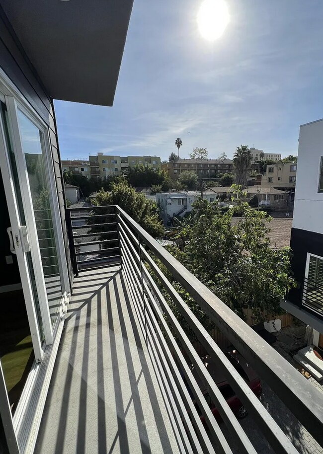 Building Photo - 3-story townhome is optimized for your L.A lifestyle 1st month free!