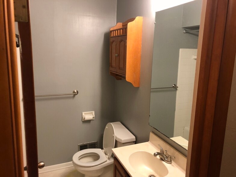 Full bath - 3660 N Mccord Rd