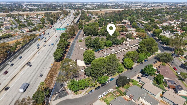 Building Photo - Gorgeous 2 bed/bath Condo in Long Beach