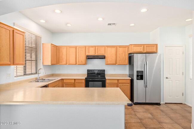 Building Photo - 2390 W Sleepy Ranch Rd