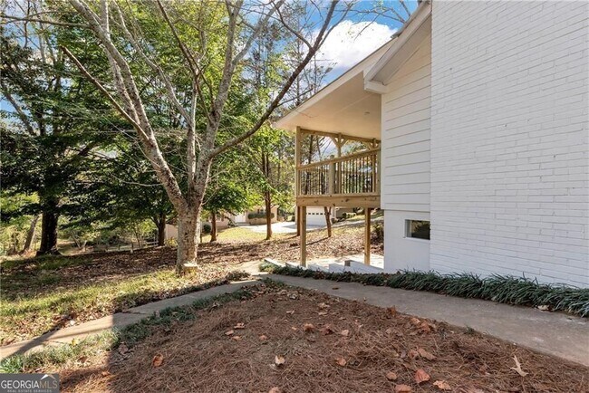 Building Photo - 75 Lake Dr
