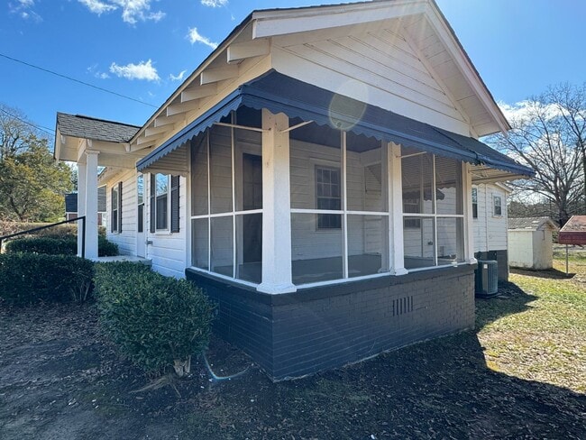 Building Photo - 2 Bedrooms, 1 Bathroom with a Bonus Room -...