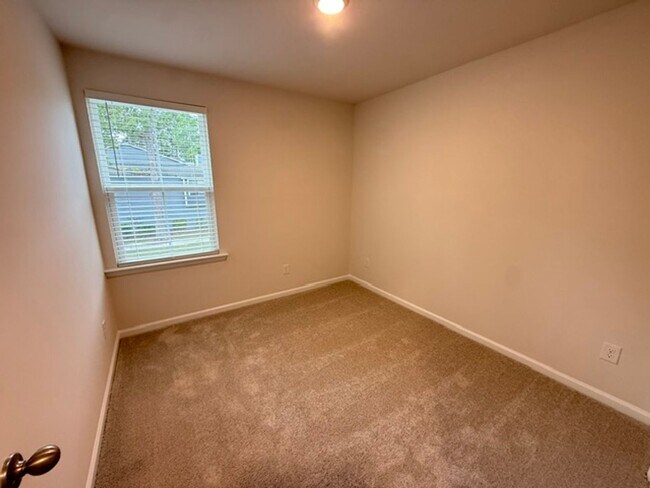 Building Photo - 3 Bedroom 2.5 Bathroom Townhouse in Windward Village - Summerville