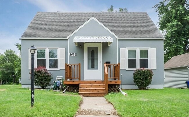 Building Photo - 3 Bedroom/1.5 Bathroom House - Available August 1st, 2025!