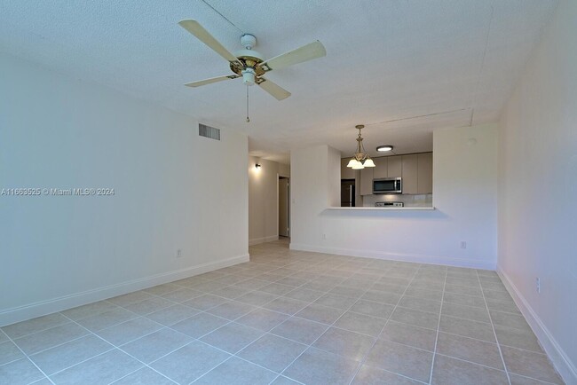 Building Photo - 14830 Naranja Lakes Blvd